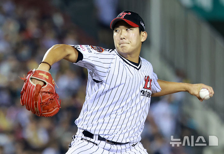 [서울=뉴시스] 이영환 기자 = 1일 오후 서울 송파구 잠실야구장에서 열린 2025 KBO 리그 NC 다이노스와 LG 트윈스의 경기, 5회초 마운드에 오른 LG 손주영이 공을 던지고 있다. 2025.10.01. 20hwan@newsis.com