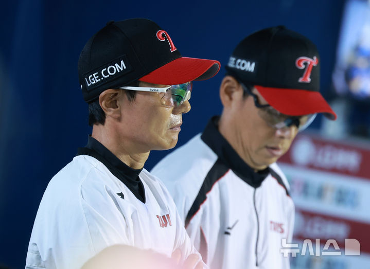 [서울=뉴시스] 이영환 기자 = 1일 오후 서울 송파구 잠실야구장에서 열린 2025 KBO 리그 NC 다이노스와 LG 트윈스의 경기, 8회초 LG 염경엽 감독이 경기를 지켜보고 있다. 2025.10.01. 20hwan@newsis.com