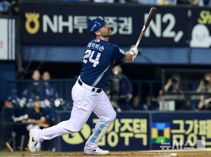 [서울=뉴시스] 이영환 기자 = 1일 오후 서울 송파구 잠실야구장에서 열린 2025 KBO 리그 NC 다이노스와 LG 트윈스의 경기, 8회초 1사 만루에서 NC 데이비슨이 희생 플라이를 날리고 있다. 2025.10.01. 20hwan@newsis.com