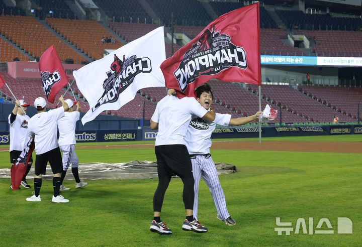[서울=뉴시스] 이영환 기자 = 2025 KBO 리그 정규리그 우승을 확정지은 LG 트윈스 선수들이 1일 오후 서울 송파구 잠실야구장에서 세리머니를 하고 있다. 2025.10.01. 20hwan@newsis.com