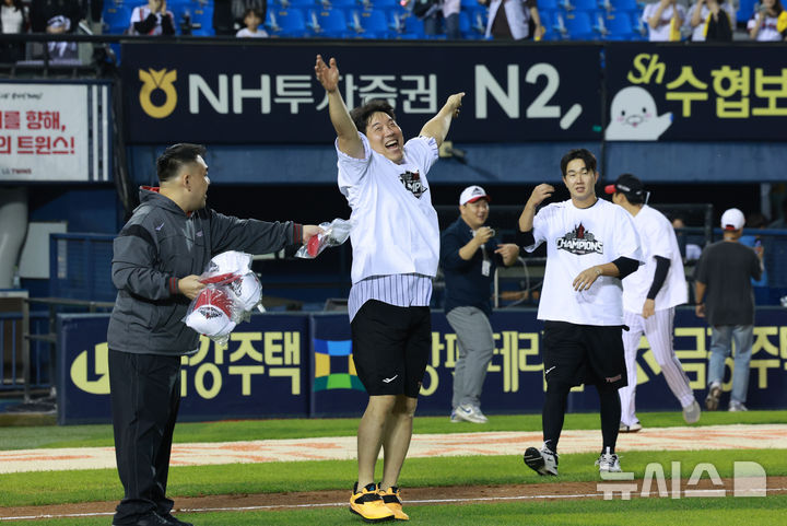 [서울=뉴시스] 이영환 기자 = 2025 KBO 리그 정규리그 우승을 확정지은 LG 트윈스 선수들이 1일 오후 서울 송파구 잠실야구장에서 세리머니를 하고 있다. 2025.10.01. 20hwan@newsis.com