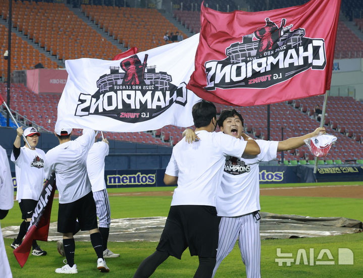 [서울=뉴시스] 이영환 기자 = 2025 KBO 리그 정규리그 우승을 확정지은 LG 트윈스 선수들이 1일 오후 서울 송파구 잠실야구장에서 세리머니를 하고 있다. 2025.10.01. 20hwan@newsis.com