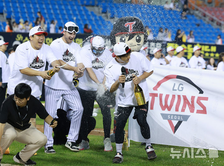 [서울=뉴시스] 이영환 기자 = 2025 KBO 리그 정규리그 우승을 확정지은 LG 트윈스 주장 박해민이 1일 오후 서울 송파구 잠실야구장에서 인터뷰를 마친 후 샴페인 세례를 받고 있다. 2025.10.01. 20hwan@newsis.com