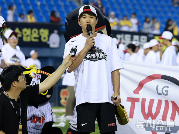 [서울=뉴시스] 이영환 기자 = 2025 KBO 리그 정규리그 우승을 확정지은 LG 트윈스 주장 박해민이 1일 오후 서울 송파구 잠실야구장에서 인터뷰를 하고 있다. 2025.10.01. 20hwan@newsis.com