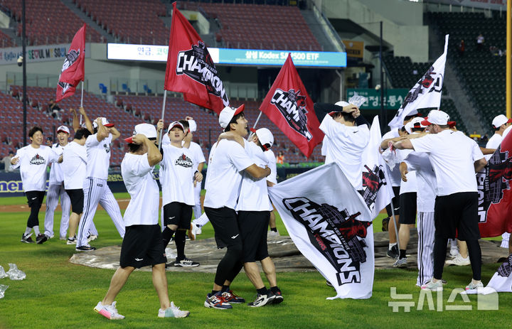 [서울=뉴시스] 이영환 기자 = 2025 KBO 리그 정규리그 우승을 확정지은 LG 트윈스 선수들이 1일 오후 서울 송파구 잠실야구장에서 세리머니를 하고 있다. 2025.10.01. 20hwan@newsis.com