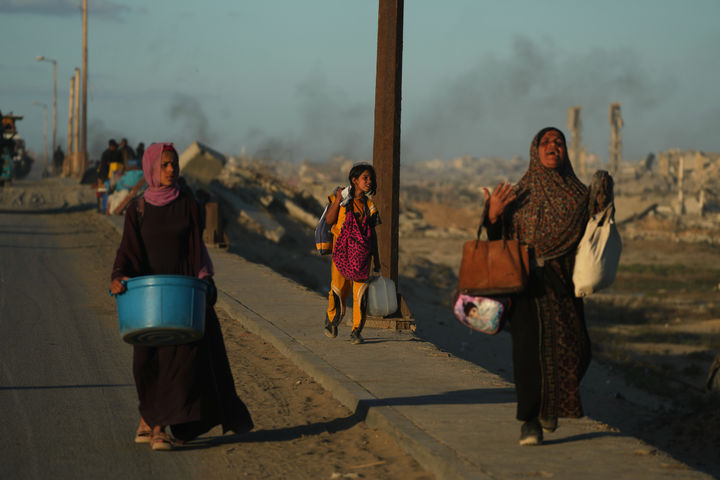 [가자지구=AP/뉴시스] 1일(현지 시간) 가자지구 북부에서 주민들이 해안 도로를 따라 피란 중이다. 이스라엘 카츠 이스라엘 국방장관은 이날 엑스(X, 옛 트위터)에 글을 올려 "가자 주민들이 남부로 이동해 하마스를 가자시티에 고립시킬 마지막 기회"라고 경고했다. 2025.10.02.