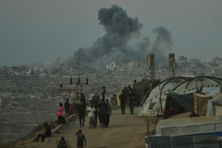 [가자지구=AP/뉴시스] 가자지구 중부에서 바라본 가자시티에 지난 1일(현지 시간) 이스라엘 공습으로 연기가 나고 있다. 2025.10.04.