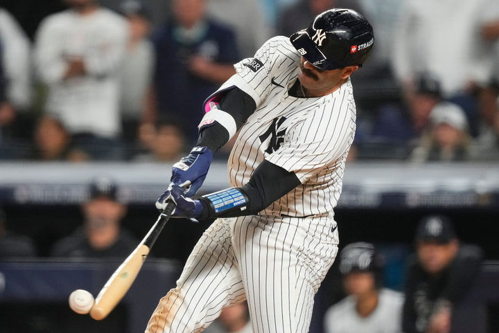 [뉴욕=AP/뉴시스] 뉴욕 양키스의 오스틴 웰스가 2일(한국 시간) 미국 뉴욕 양키스타디움에서 벌어진 2025 아메리칸리그 와일드카드시리즈(ALWC) 2차전 보스턴 레드삭스와의 경기에 7번 타자 포수로 선발 출전해 8회말 결승 솔로 홈런을 치고 있다. 2025.10.02.