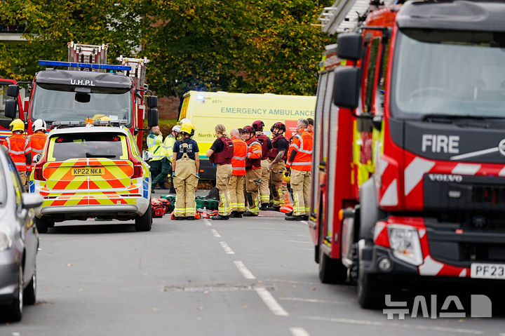 [AP/뉴시스] 2일 맨체스터 유대교 시나고그 앞 사고 현장에 경찰들이 나와 있다