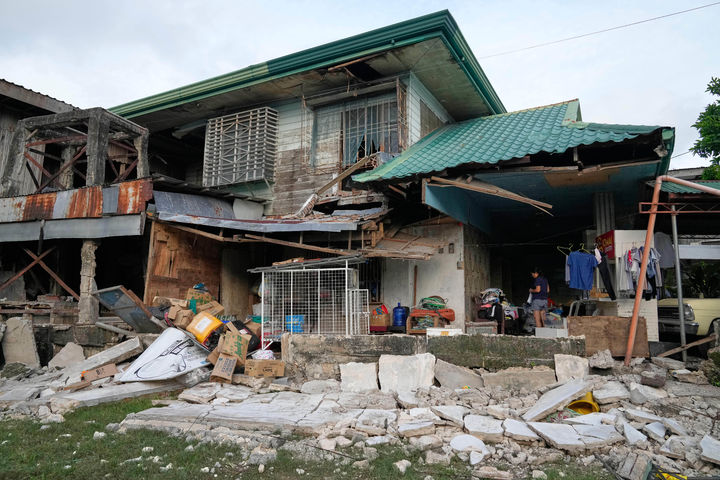 [보고=AP/뉴시스] 2일(현지시간) 필리핀 중부 세부주 보고에서 주민이 지진으로 파손된 가옥을 정리하고 있다. 필리핀 구조 당국은 지난달 30일 발생한 규모 6.9 강진으로 인한 사망자 수가 72명으로 늘어났다고 발표했다. 2025.10.03