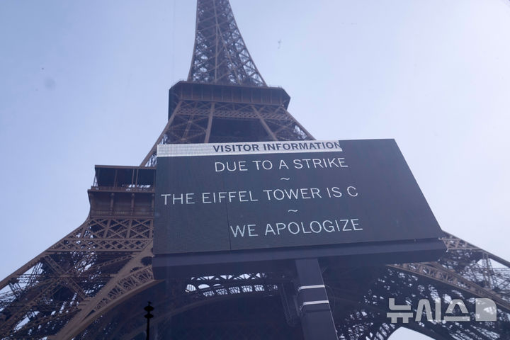 [파리=AP/뉴시스] 프랑스 파리의 에펠탑에 2일 전국 총파업으로 폐쇄한다는 안내문이 걸려 있다. 2025.10.03.