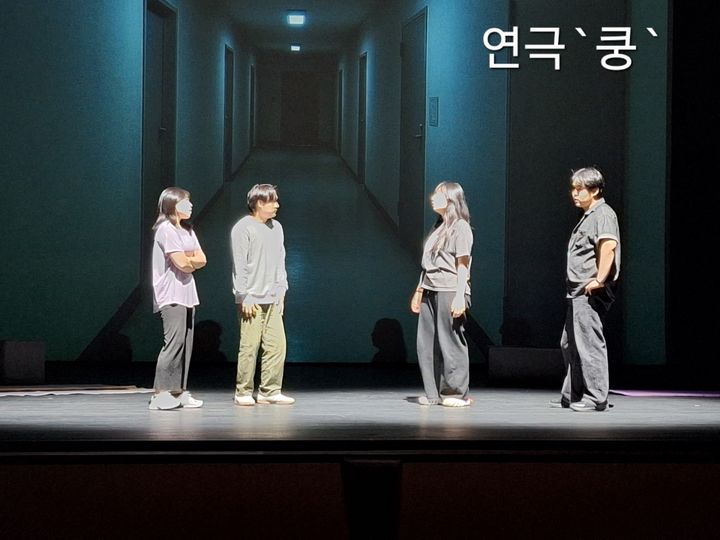 [광명=뉴시스]연극 '쿵'의 한 장면. 층간소음 갈등 사례를 연극으로 재현해 갈등해소 방법을 직관적으로 전달하고 있다.(사진=광명시 제공)2025.10.02.photo@newsis.com *재판매 및 DB 금지