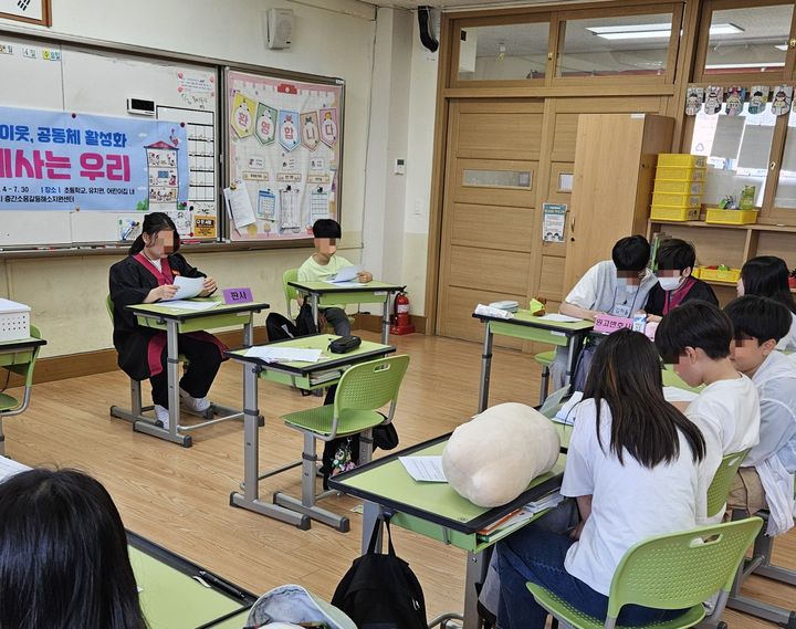 [광명=뉴시스]광명시가 초등학교 고학년을 대상으로 '층간소음 모의재판' 교육을 진행 중이다.(사진=광명시 제공)2025.10.02.photo@newsis.com **기사 내용과 관련 없습니다** *재판매 및 DB 금지