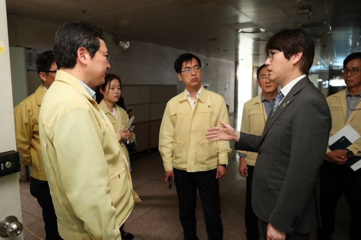 [세종=뉴시스] 행정안전부는 지난 1일 국정자원 현장 상황실에서 김민재 중대본 1차장(행안부 차관)과 하정우 AI 미래기획수석이 행정정보시스템 장애복구 방안을 논의했다.(사진=행정안전부) *재판매 및 DB 금지