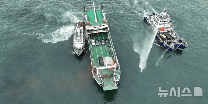 [서울=뉴시스] 공단이 지난달 2일 충남 보령시 대천항 인근 신한고속훼리호에서 보령해양경찰서, 보령소방서와 함께 여객선(차도선) 전기차 화재 합동훈련을 실시 중인 모습.
