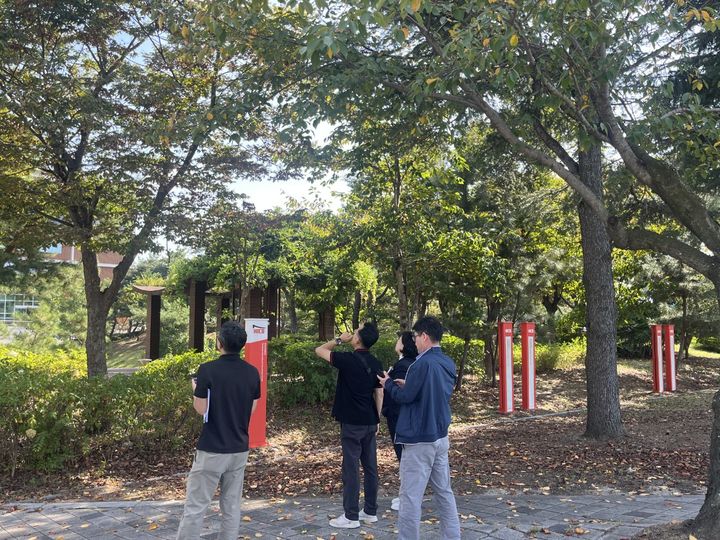 [안동=뉴시스] 경북도 직원들이 지난 1일 APEC 정상회의가 열리는 행사장 주변 가로수와 경관 상태를 점검하고 있다. (사진=경북도 제공) 2025.10.02 photo@newsis.com *재판매 및 DB 금지