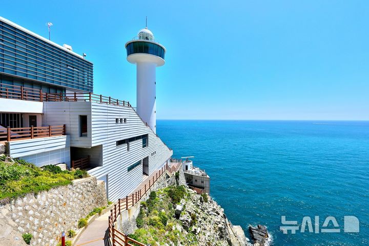 [서울=뉴시스]부산 영도등대. (사진 = 한국항로표지기술원 제공)