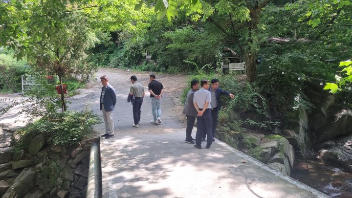 [안동=뉴시스] 지난 8월 계곡의 불법 점용시설 점검에 나선 경북도 직원들. (사진=경북도 제공) 2025.10.02 photo@newsis.com *재판매 및 DB 금지