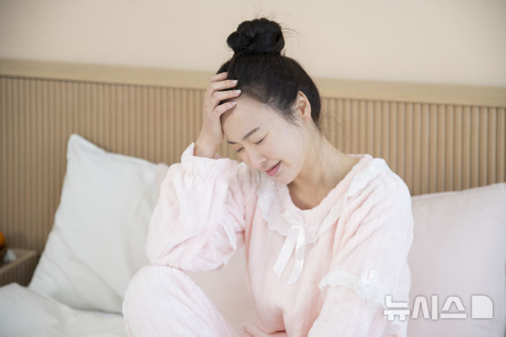 [서울=뉴시스] 누울 때나 일어날 때, 고개를 갑자기 돌릴 때 등 자세를 바꿀 때 세상이 빙빙 도는 느낌이 갑자기 발생한다면 이석증을 의심해볼 필요가 있다. (사진= 유토이미지 제공)