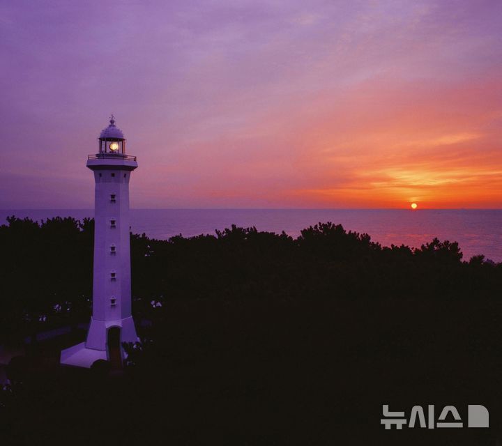 [서울=뉴시스]울산 울기등대와 저녁노을. (사진 = 한국항로표지기술원 제공)