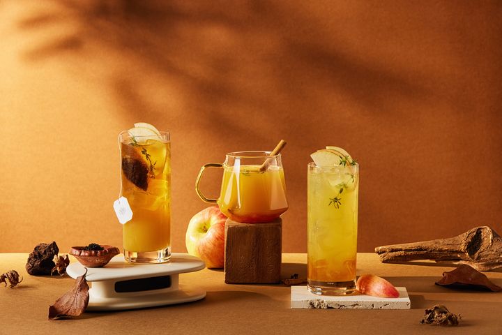 [서울=뉴시스] 가을 시즌 음료 청송 사과 블랙티, 더블 애플 시나몬티, 청송 사과 생강티 모습.(사진=소노인터내셔널 제공) *재판매 및 DB 금지