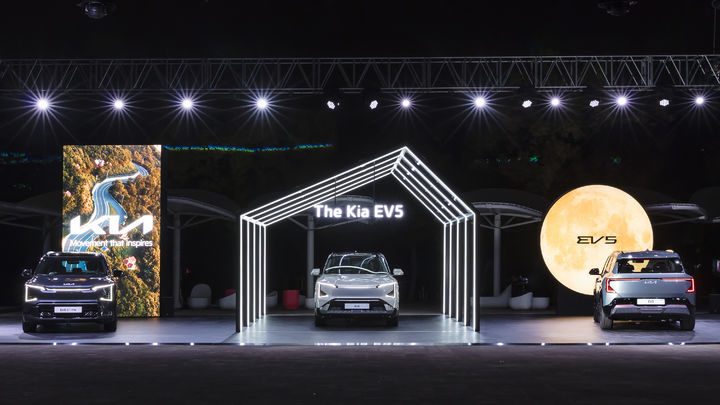 [서울=뉴시스] 기아가 서울 광진구 뚝섬한강공원에서 열리는 국내 최대 규모의 빛·레이저 미디어 아트 축제 '2025 서울라이트 한강 빛섬축제'를 공식 후원한다고 2일 밝혔다. 사진은 한강 빛섬축제 EV5 전시 공간의 모습. (사진=기아 제공) photo@newsis.com *재판매 및 DB 금지