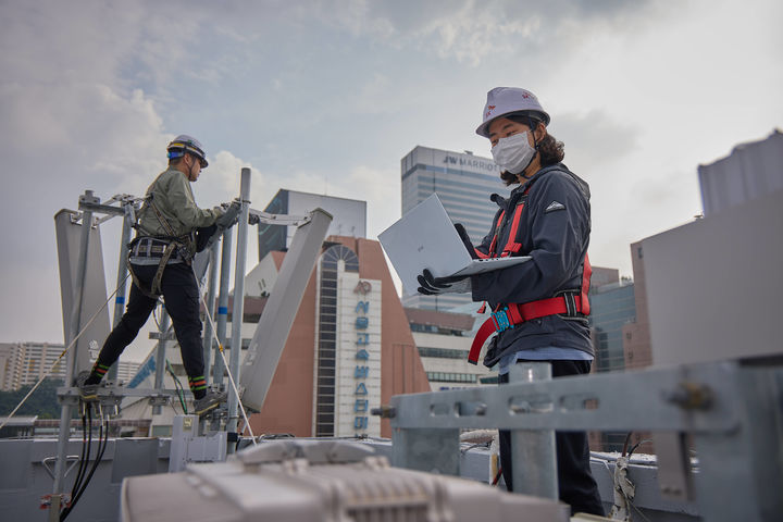 [서울=뉴시스] SK텔레콤은 올해 추석 연휴 기간 중 원활한 통신 서비스를 제공하기 위해 이동통신 품질 집중 관리에 돌입한다. 사진은 SKT와 SK오앤에스 엔지니어가 고속터미널역 인근에서 통신장비를 점검하는 모습. (사진=SKT 제공) *재판매 및 DB 금지