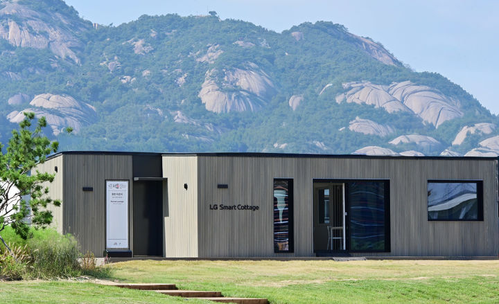 [서울=뉴시스]LG전자가 설계 변경으로 경제성을 향상시킨 모듈러 주택(조립식 주택) 'LG 스마트코티지(LG Smart Cottage)' 신모델을 출시했다고 2일 밝혔다. LG 스마트코티지 16평형 신모델이 서울 종로구 '열린송현 녹지광장'에 설치된 모습. (사진=LG전자 제공) photo@newsis.com *재판매 및 DB 금지