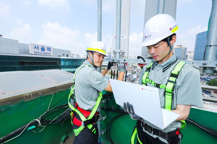 [서울=뉴시스] LG유플러스는 최대 10일간 이어지는 추석 연휴를 앞두고 이동통신 통화량 및 데이터 트래픽 급증에 대비해 네트워크 최적화, 24시간 종합상황실 운영 등 '연휴 특별 소통 대책'을 수립했다. 사진은 LG유플러스 임직원이 서울역 인근 네트워크 장비를 점검하고 있는 모습. (사진=LGU+ 제공) *재판매 및 DB 금지