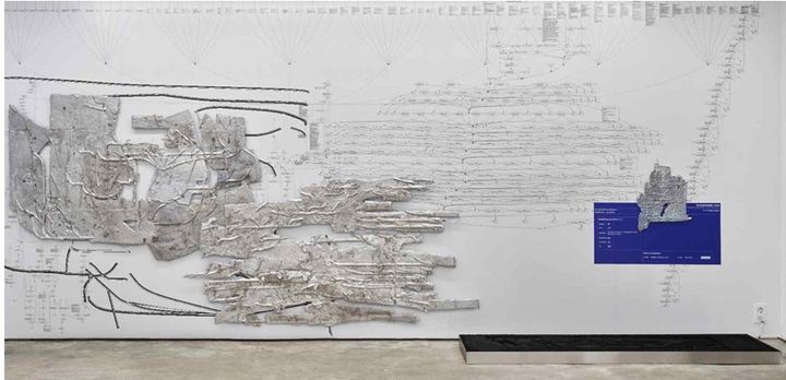 구자명, '구름-쓸모있는, 플러그에 연결된, 감싸는 층', 알루미늄, 텍스트, 534 × 232 × 7cm&nbsp; (바닥) ‹토끼›, 씨콜, 벤토나이트, 스테인리스스틸, 180 × 50 × 70cm, «모노코크: 정원의 원리» 중 *재판매 및 DB 금지