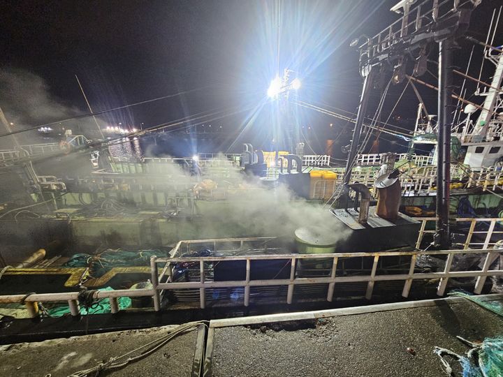 [태안=뉴시스] 지난 1일 충남 태안군 소원면 모항항에 정박 중인 111t급 어선에서 화재가 발생해 연기가 피어나고 있다. (사진=태안소방서 제공) 2025.10.02. photo@newsis.com *재판매 및 DB 금지