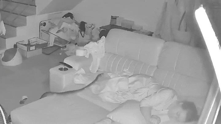 [뉴시스] 태국의 한 가정집에서 할머니가 자고 있는 사이 야생 비단뱀이 침실에 들어와 이불 위 다리를 타고 지나가는 아찔한 장면이 포착됐다. (사진=데일리메일) *재판매 및 DB 금지