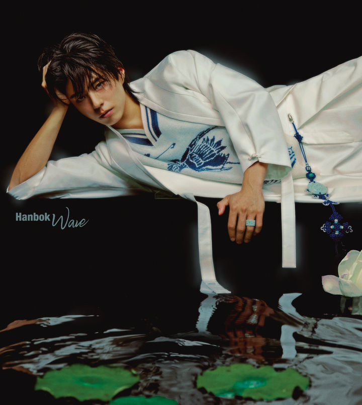 2025년 한복웨이브 모델로 선정된 배우 박보검의 한복이 공개됐다. 박보검이 저고리의 둥근 소매와 철릭**의 주름에서 영감을 얻은 한복을 입고 있다. (사진=문화체육관광부 제공) *재판매 및 DB 금지