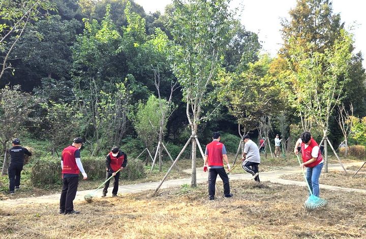 [원주=뉴시스] 장주기 요셉의 집 노사합동 봉사활동. (사진=원주시시설관리공단 제공) 2025.10.02. photo@newsis.com *재판매 및 DB 금지