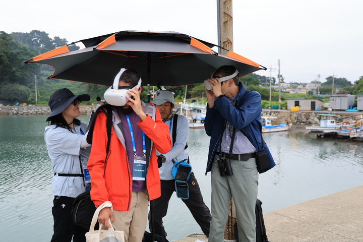 [서울=뉴시스] 국제자연보전연맹(IUCN)의 순천 갯벌 실사 현장 (사진=국가유산청 제공) 2025.10.02. photo@newsis.com *재판매 및 DB 금지