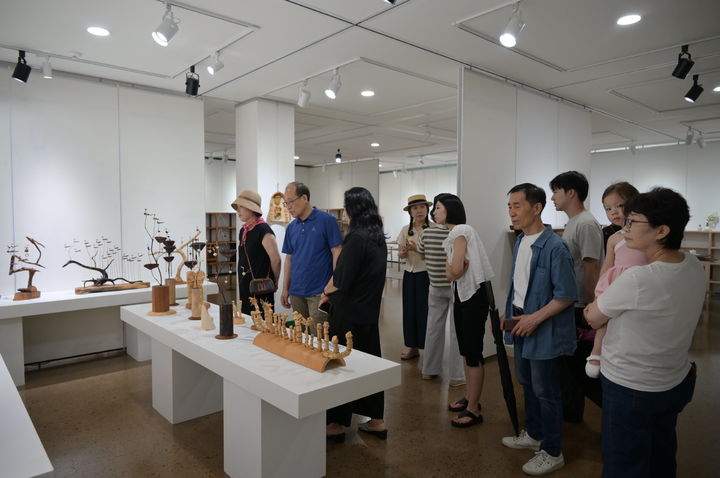 [진주=뉴시스]진주시, ‘빛으로 물든 진주’ 기획전시.(사진=진주시 제공).2025.10.02.photo@newsis.com *재판매 및 DB 금지