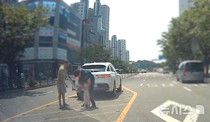 [고양=뉴시스] 하임리히법 시도하는 경찰. (사진=경기북부경찰청 제공 영상 캡처) 2025.10.05 photo@newsis.com