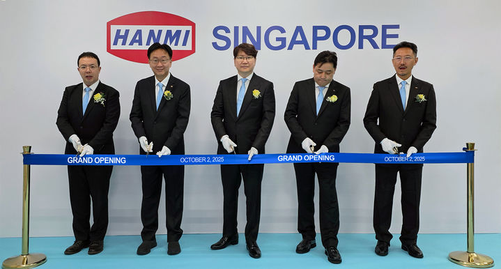 한미반도체 곽동신 회장과 임직원이 2일 한미싱가포르 오픈식에 참석했다. (사진=한미반도체 제공)&nbsp; *재판매 및 DB 금지