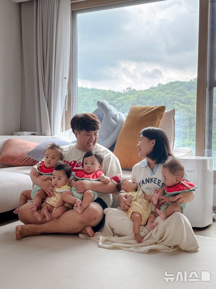 [서울=뉴시스] 지난해 국내 최초로 자연임신을 통해 태어난 다섯쌍둥이와 가족. (사진= 서울성모병원 제공. 사진은 기사와 관련이 없습니다.)