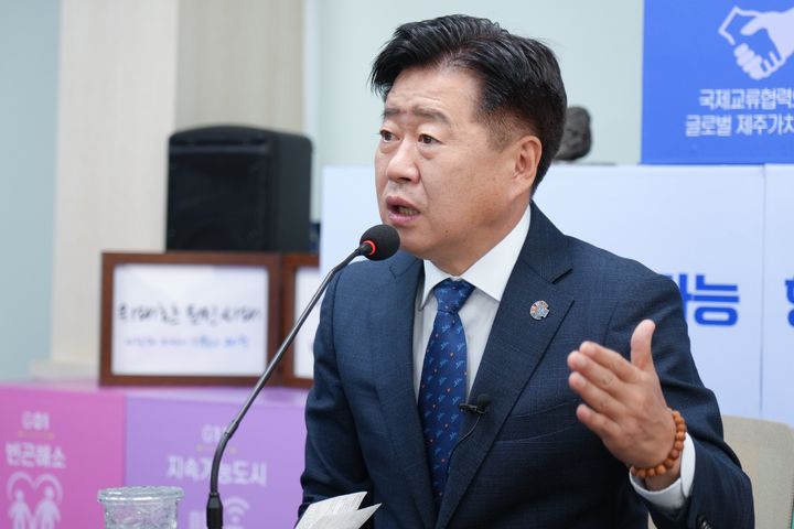 [제주=뉴시스] 오영훈 제주지사가 2일 오전 제주도청에서 열린 출입기자단과 간담회에서 발언하고 있다. (사진=제주도 제공) 2025.10.02. photo@newsis.com *재판매 및 DB 금지