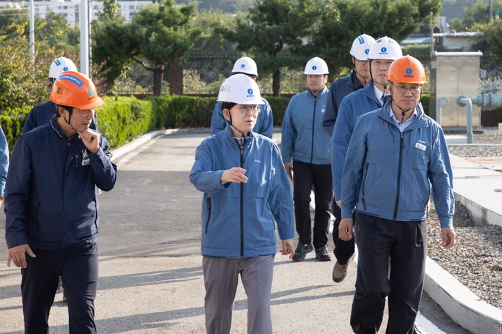 [세종=뉴시스] 한국가스공사는 전날(1일) 최 사장이 대구경북지역본부 동김천·북삼공급관리소 현장을 찾았다고 2일 밝혔다. (사진=가스공사 제공) 2025.10.02. photo@newsis.com *재판매 및 DB 금지