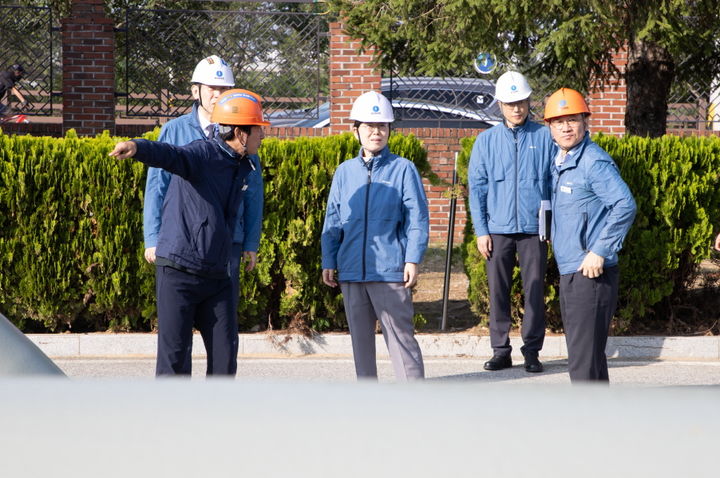 [세종=뉴시스] 한국가스공사는 전날(1일) 최 사장이 대구경북지역본부 동김천·북삼공급관리소 현장을 찾았다고 2일 밝혔다. (사진=가스공사 제공) 2025.10.02. photo@newsis.com *재판매 및 DB 금지