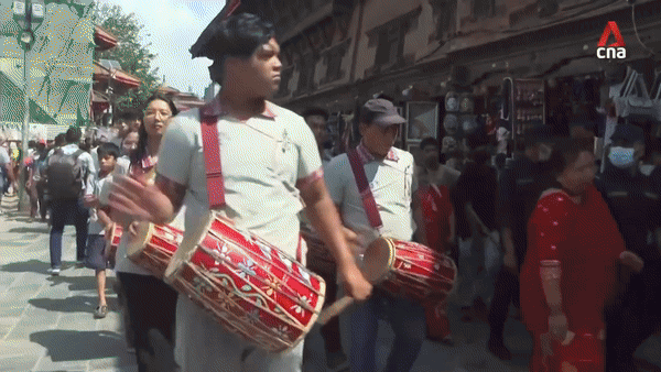 [뉴시스] 새로운 쿠마리로 선출된 야리야타라 샤카가 사람들에게 둘러싸여 거리를 행진하는 모습(사진=CNA 유튜브)2025.10.02 *재판매 및 DB 금지