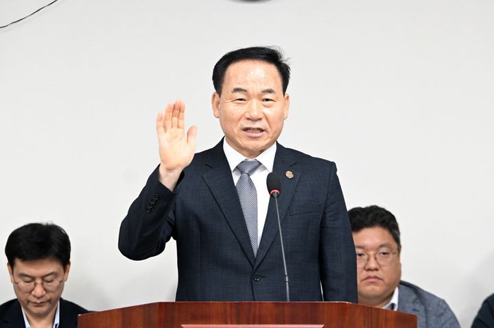 [제주=뉴시스] 최명동 제주에너지공사 사장 후보자가 2일 오전 제주도의회 농수축경제위원회 인사청문회에서 선서하고 있다. (사진=제주도의회 제공) 2025.10.02. photo@newsis.com *재판매 및 DB 금지