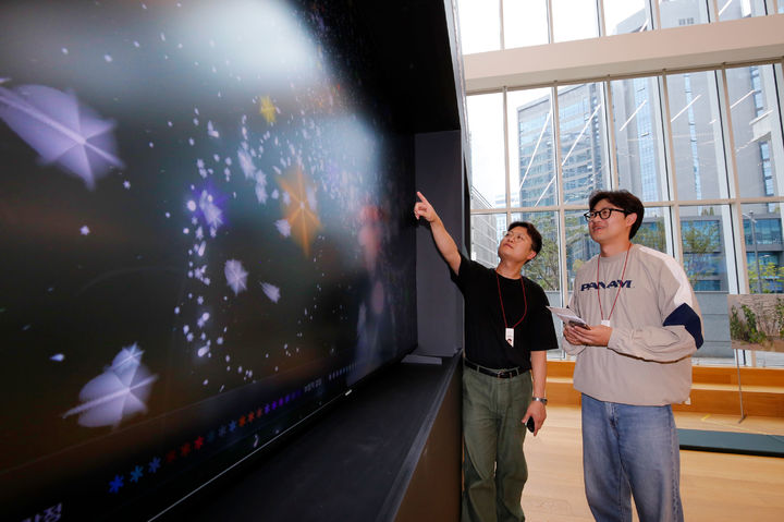 [서울=뉴시스] 광동제약은 지난달 15일부터 오늘(2일)까지 본사 로비와 홍보관에서 신진 작가 문수민의 개인전 '내 감정이 머무는 곳'을 개최했다. (사진=광동제약 제공) 2025.10.02. photo@newsis.com *재판매 및 DB 금지