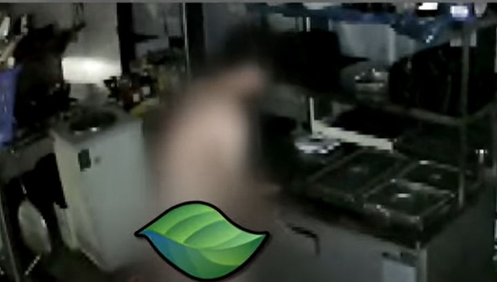 [뉴시스]서울 강서구의 한 고깃집에 나체 상태의 남성이 침입해 음식을 훔쳐 달아나는 장면이 폐쇄회로(CC)TV에 고스란히 포착됐다.(사진=유튜브/ JTBC News 캡쳐).2025.10.02 *재판매 및 DB 금지