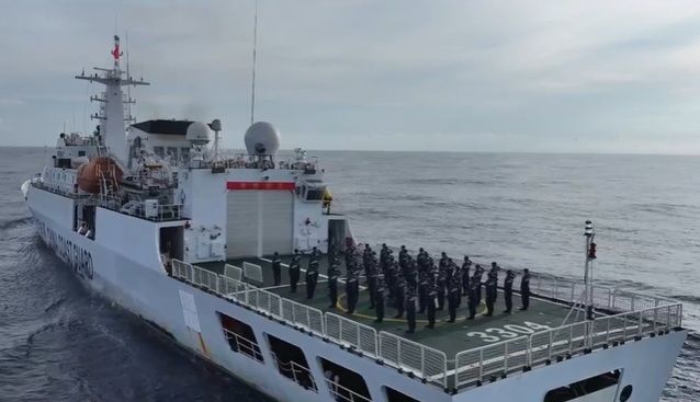 [서울=뉴시스] 지난 10월 2일 자료 사진으로, 중국 해경이 건국 76주년 기념일(국경절)을 맞아 남중국해 분쟁 도시 인근 선상에서 국기를 게양하며 주권 수호 의지를 과시하고 있다. (사진=뉴시스DB)