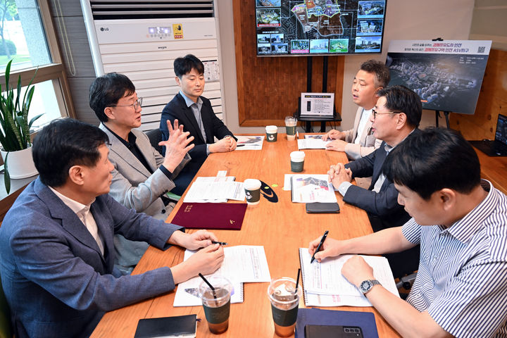 [안산=뉴시스]이민근 안산시장(사진 왼쪽 가운데)이 1일 집무실에서 김능식 경제자유구역청장(사진 오른쪽 가운데)과 안산사이언스밸리지구와 관련 논의를 진행하고 있다.(사진=안산시 제공)2025.10.02.photo@newsis.com *재판매 및 DB 금지