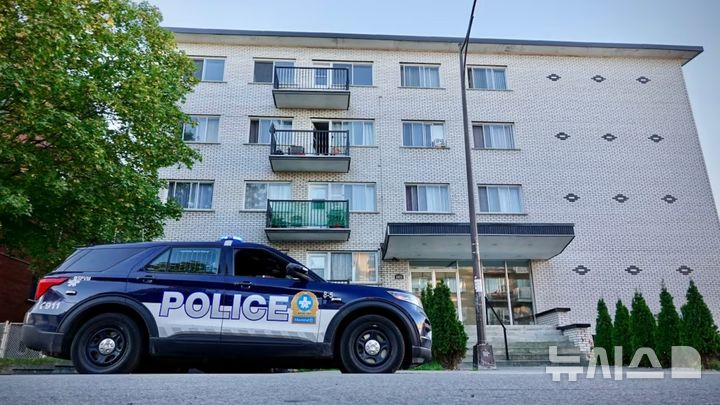 [뉴시스] 지난달 30일(현지 시간) 경찰이 몬트리올 라신 자치구의 아파트를 급습했다. 작전은 14개의 장소에서 동시에 이루어졌으며 200명이 넘는 경찰이 동원됐다. (사진=CBC/Radio-Canada) 2025.9.30 