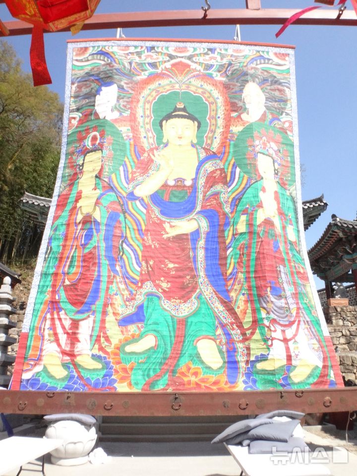 [진주=뉴시스]경남도가 2일 경상남도 등록문화유산으로 등록 예고한 '진주 호국사 괘불도 및 괘불함'.(사진=경남도 제공) 2025.10.02. photo@newsis.com